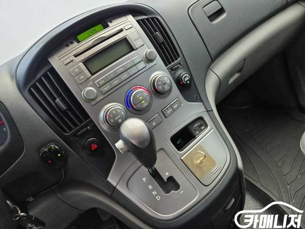 Hyundai Starex Grand Starex 11-Seater Wagon thumbnail 10