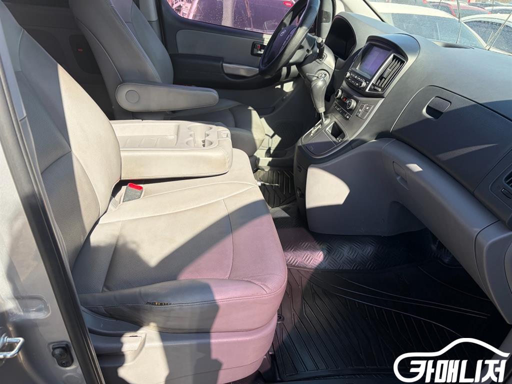 Hyundai Starex Grand Starex 12-Seater Wagon thumbnail 12