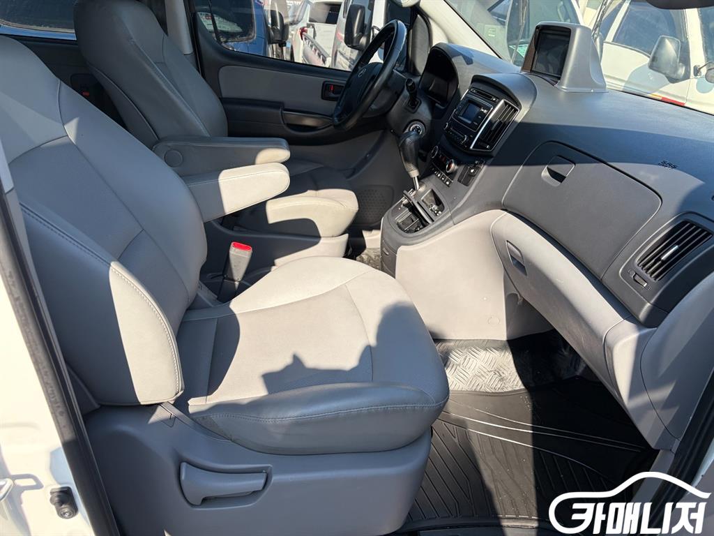 Hyundai Starex The New Grand Starex 2WD Van 5-Seater thumbnail 13