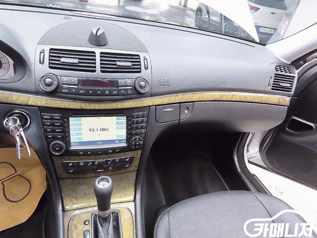 Mercedes-Benz E-Class E350 4MATIC thumbnail 17