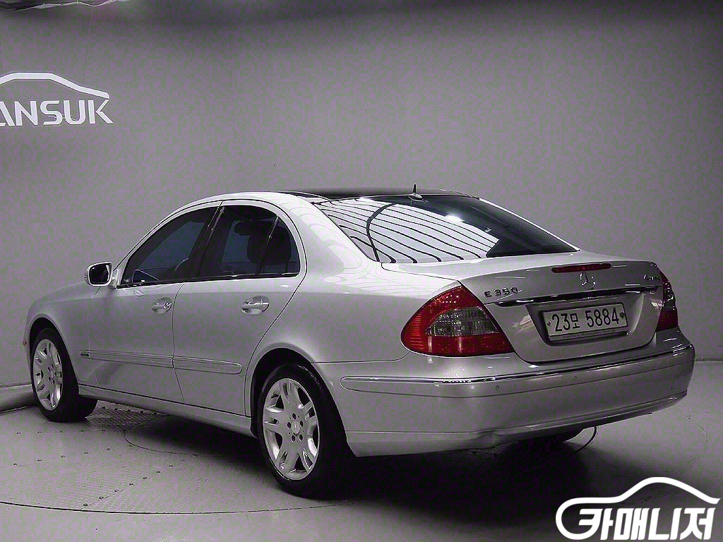 Mercedes-Benz E-Class E350 4MATIC thumbnail 3