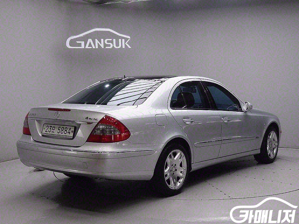 Mercedes-Benz E-Class E350 4MATIC thumbnail 4