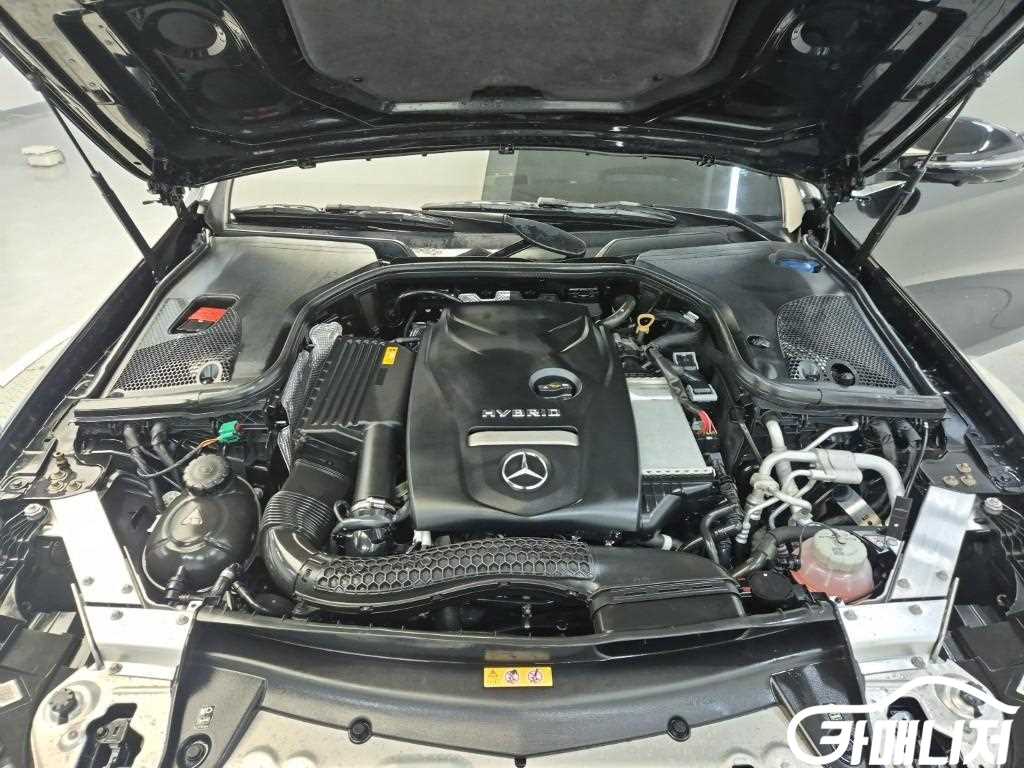 Mercedes-Benz E-Class E-Class W213 E300e Exclusive thumbnail 5