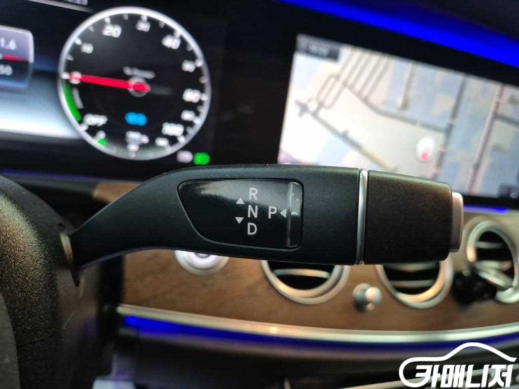 Mercedes-Benz E-Class E-Class W213 E300e Exclusive thumbnail 8