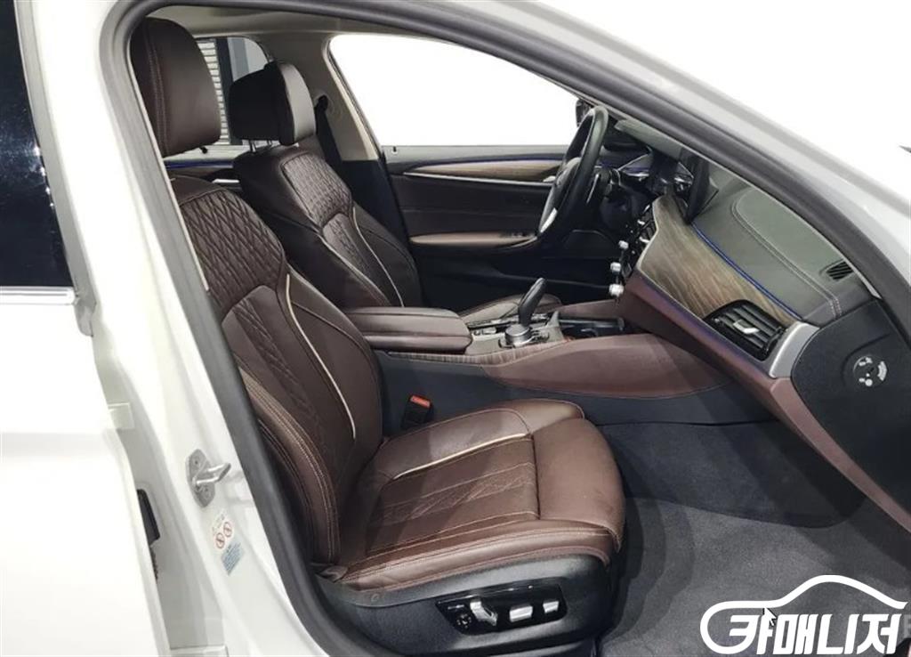 BMW 5 Series 530i thumbnail 11