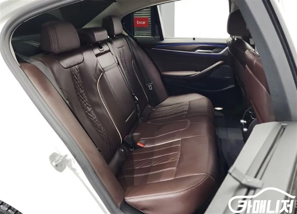 BMW 5 Series 530i thumbnail 12