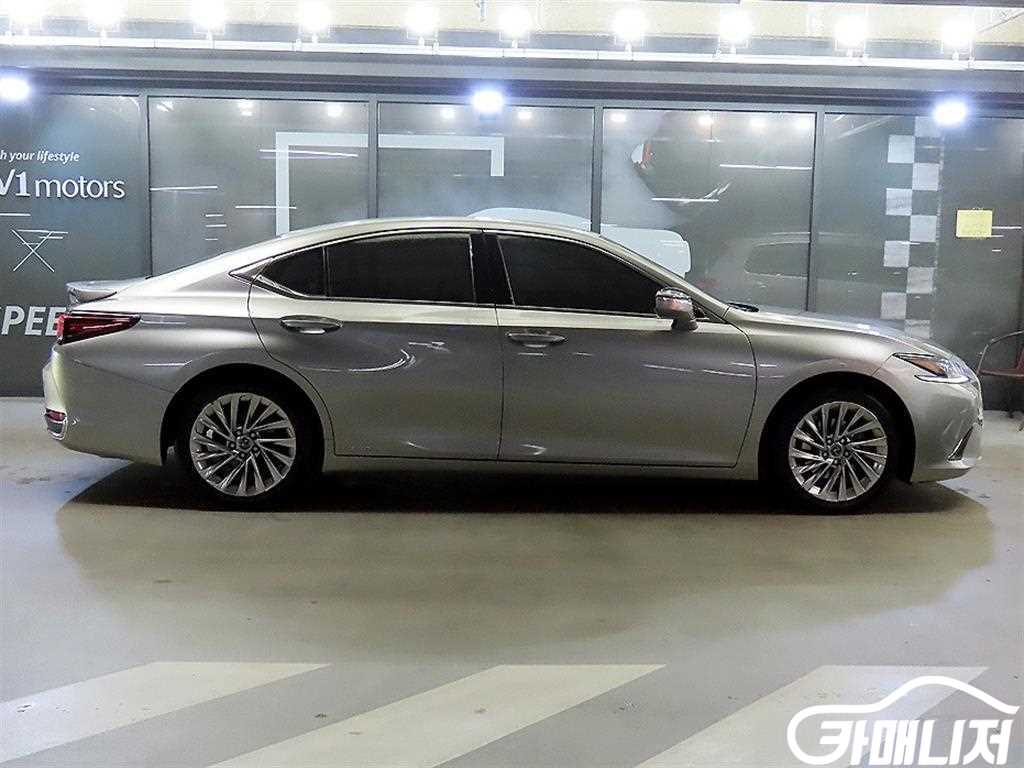 Lexus ES ES300h 7th Gen Executive thumbnail 3