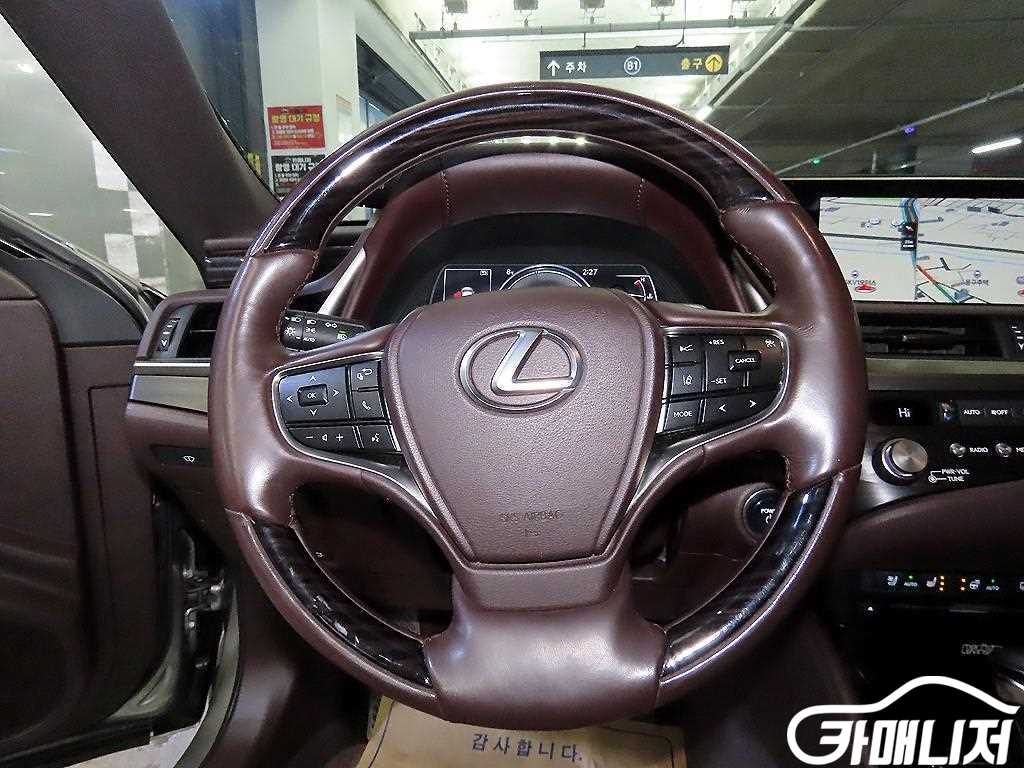 Lexus ES ES300h 7th Gen Executive thumbnail 8