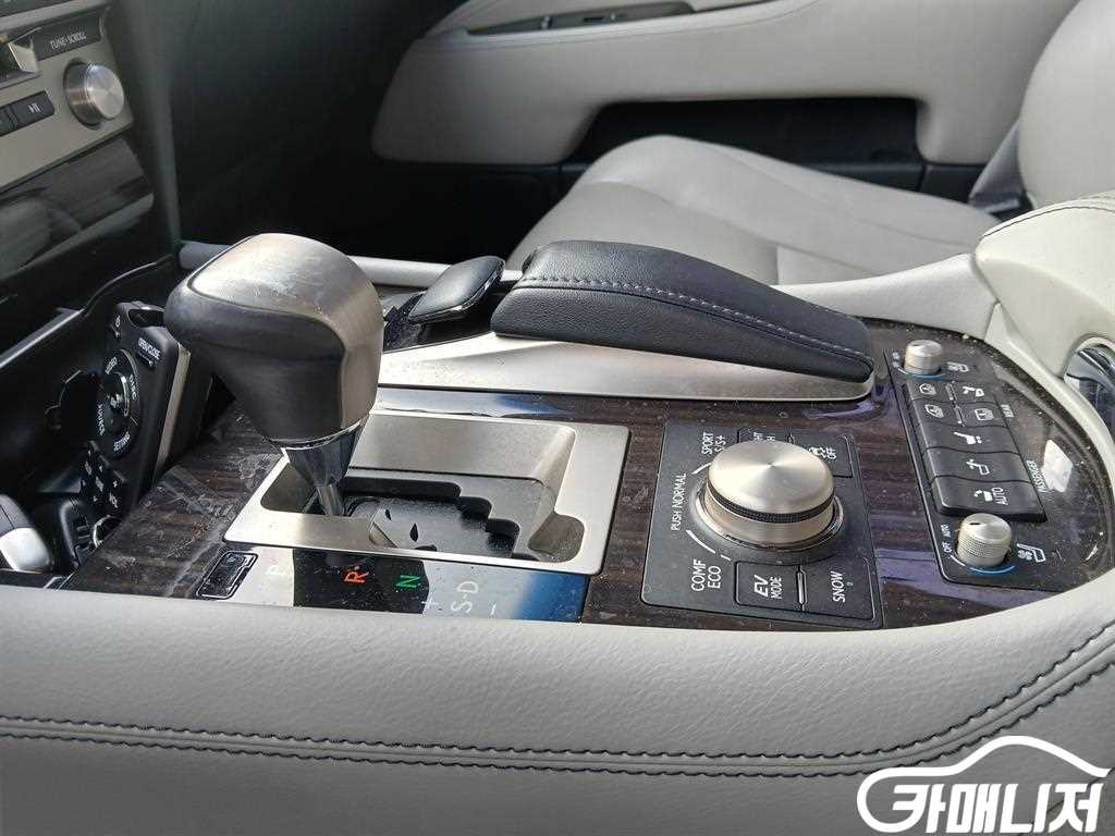 Lexus LS LS600hL 4-Seater thumbnail 5