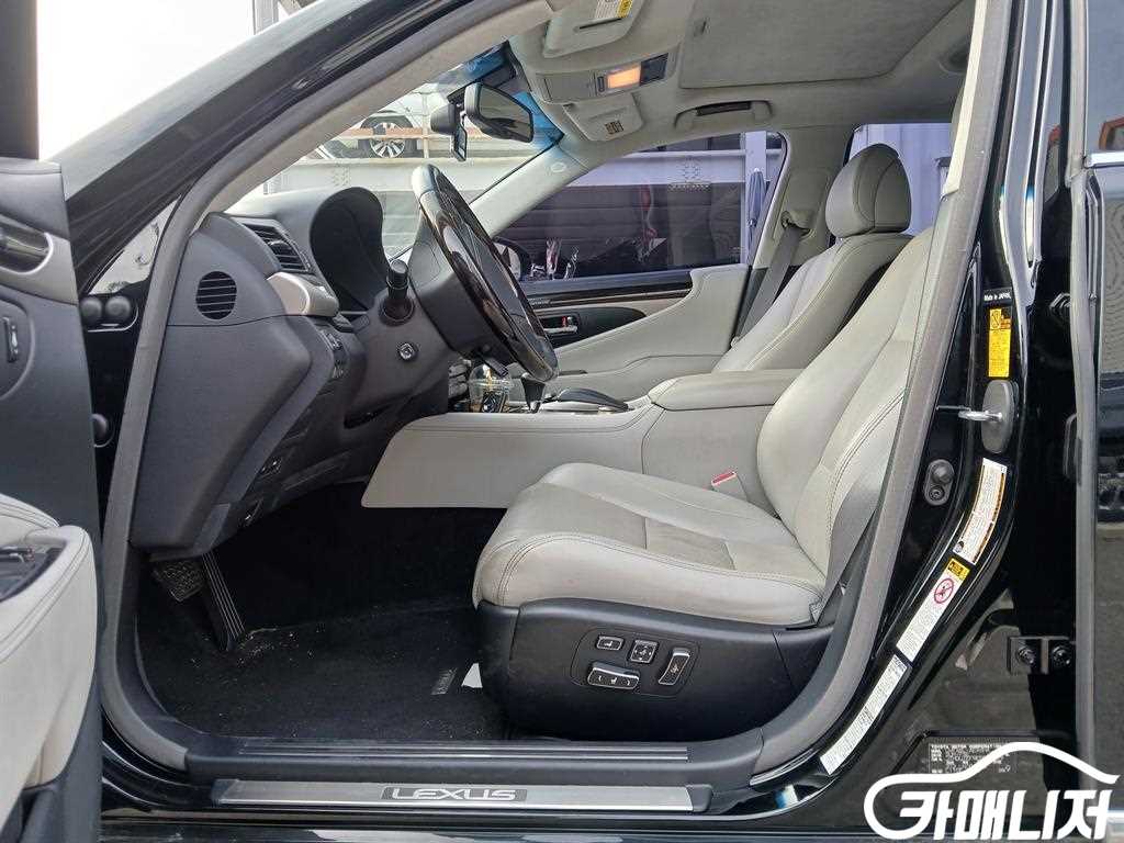 Lexus LS LS600hL 4-Seater thumbnail 6