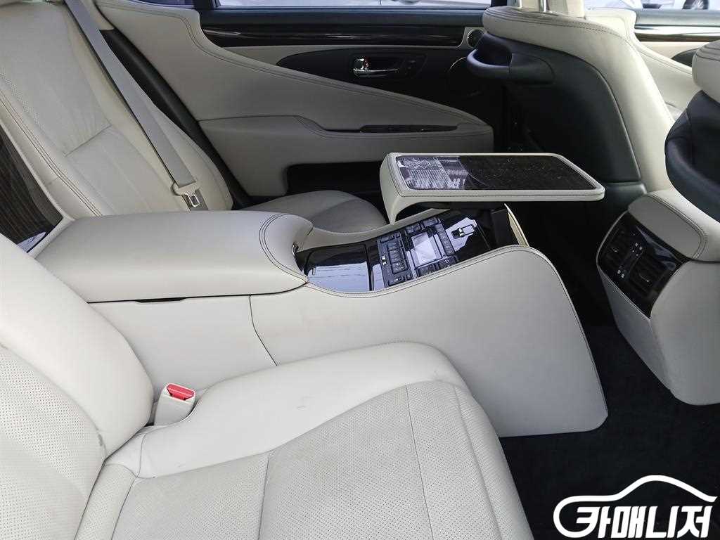 Lexus LS LS600hL 4-Seater thumbnail 9
