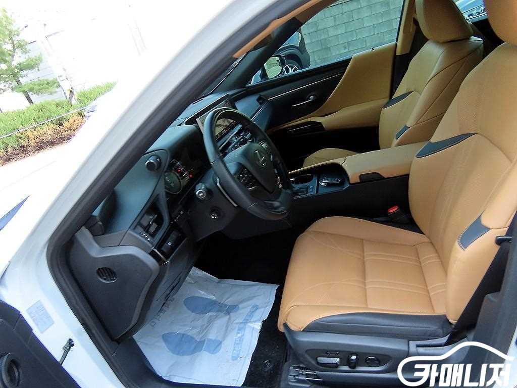 Lexus ES ES300h 7th Gen Luxury Peulreoseu thumbnail 5