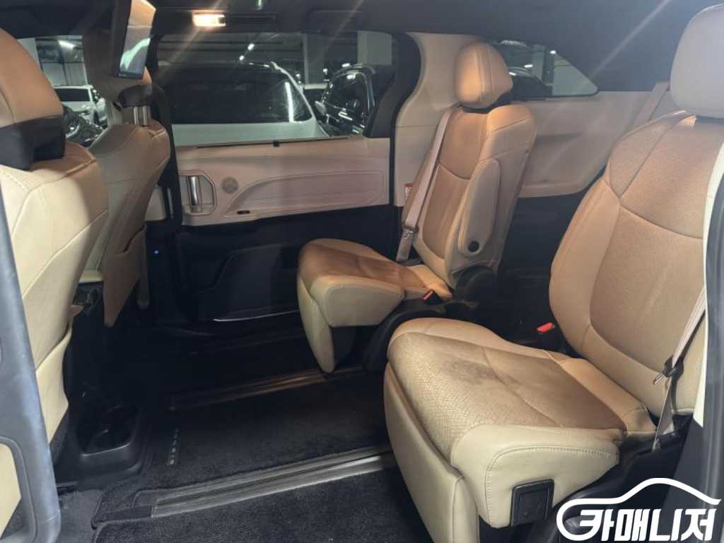 Toyota Sienna 2.5 2WD Hybrid thumbnail 16