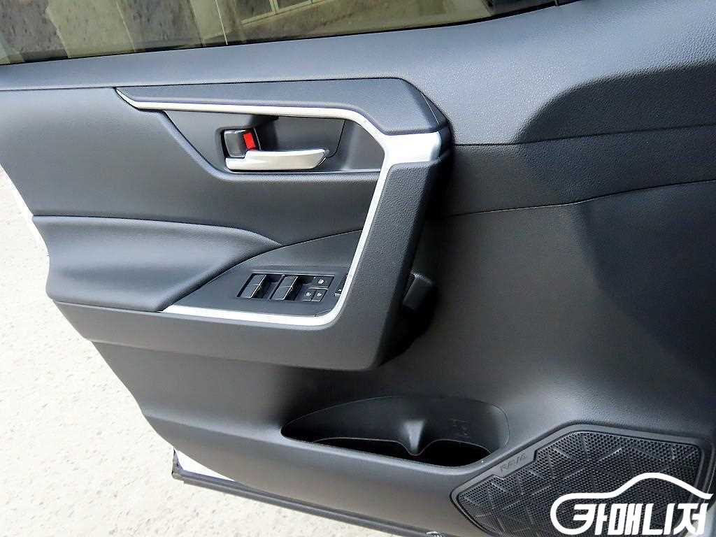 Toyota RAV4 2.5 2WD Hybrid XLE thumbnail 11