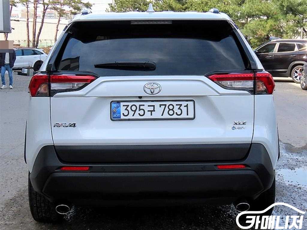 Toyota RAV4 2.5 2WD Hybrid XLE thumbnail 4