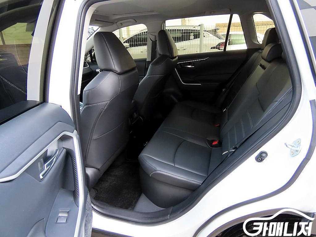 Toyota RAV4 2.5 2WD Hybrid XLE thumbnail 6