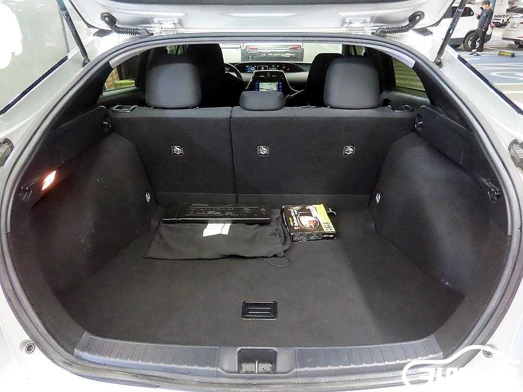 Toyota Prius Prius 4th Gen 1.8 E thumbnail 18