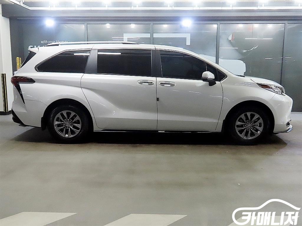Toyota Sienna 2.5 AWD Hybrid thumbnail 3