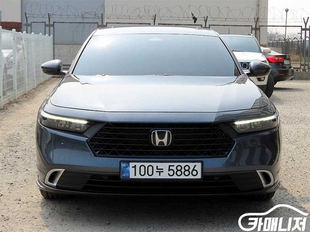 Honda Accord 2.0 Hybrid Touring thumbnail 2