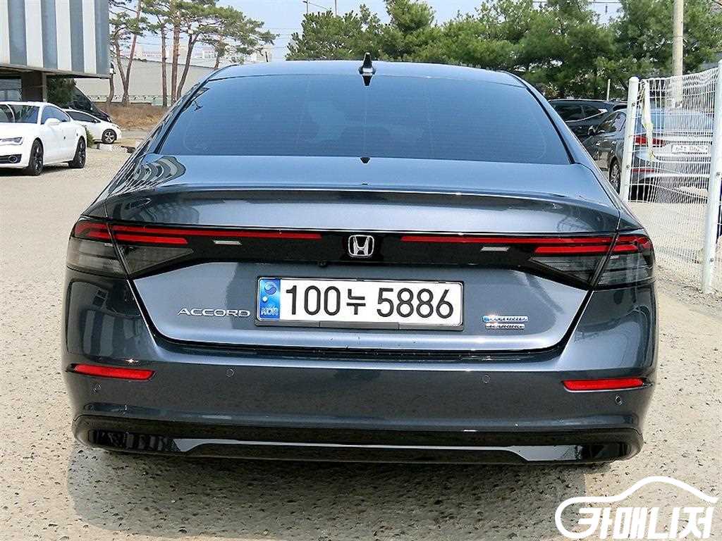 Honda Accord 2.0 Hybrid Touring thumbnail 4