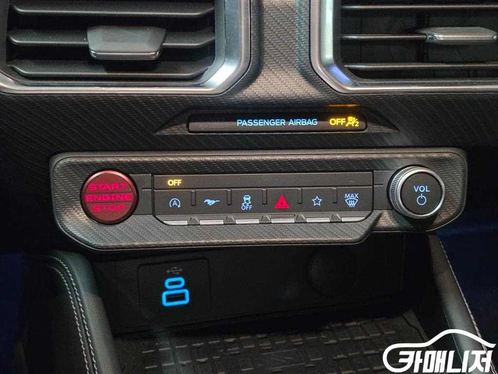 Ford Mustang Mustang 7th Gen 2.3 EcoBoost Premium Coupe thumbnail 12