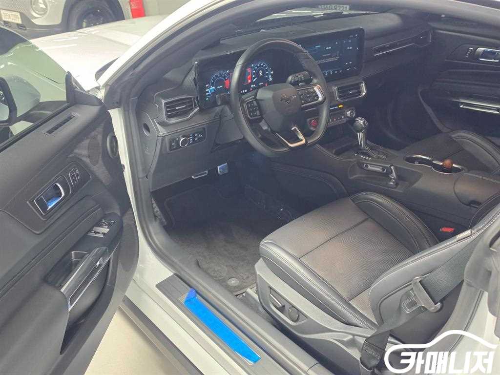 Ford Mustang Mustang 7th Gen 2.3 EcoBoost Premium Coupe thumbnail 14