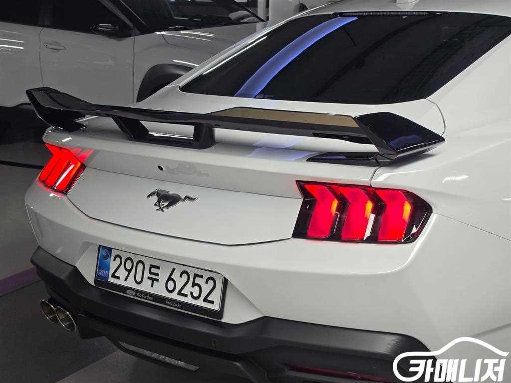Ford Mustang Mustang 7th Gen 2.3 EcoBoost Premium Coupe thumbnail 19