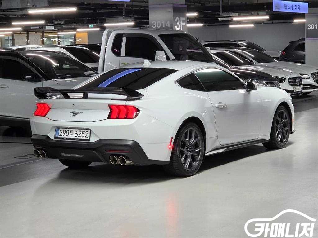 Ford Mustang Mustang 7th Gen 2.3 EcoBoost Premium Coupe thumbnail 2