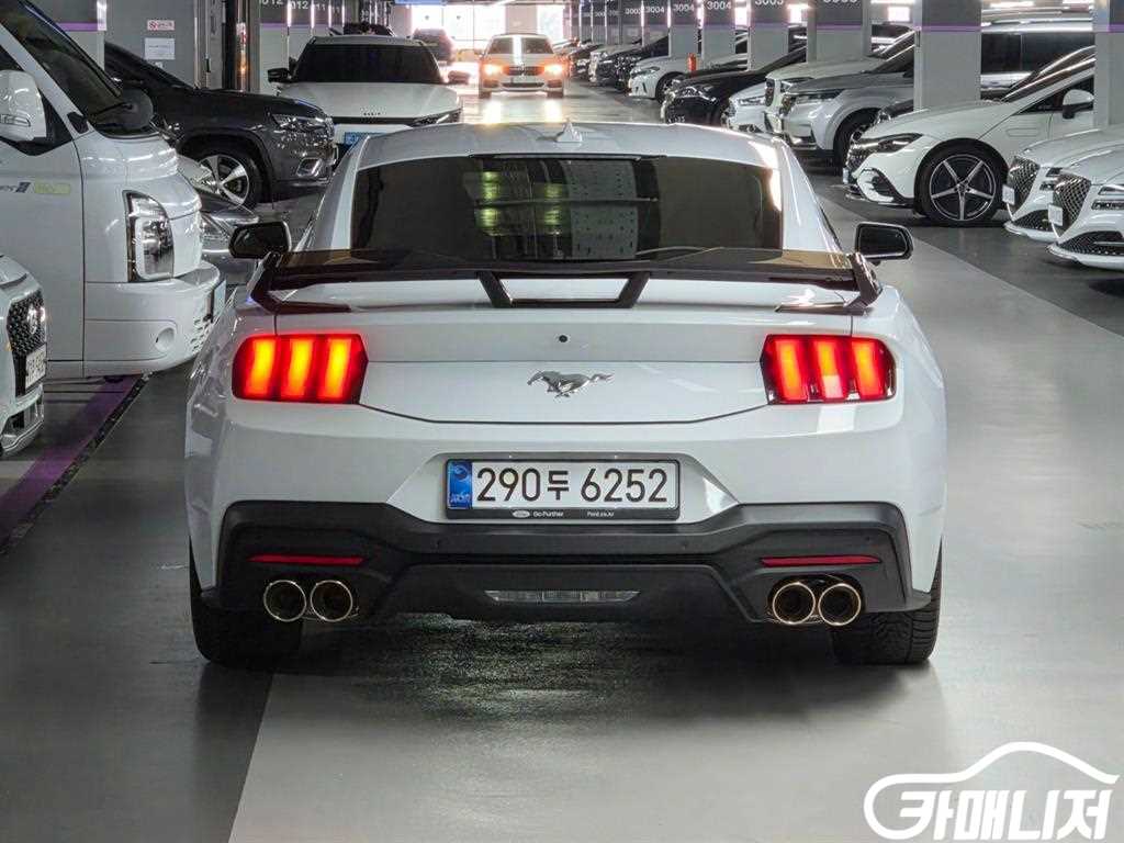 Ford Mustang Mustang 7th Gen 2.3 EcoBoost Premium Coupe thumbnail 4