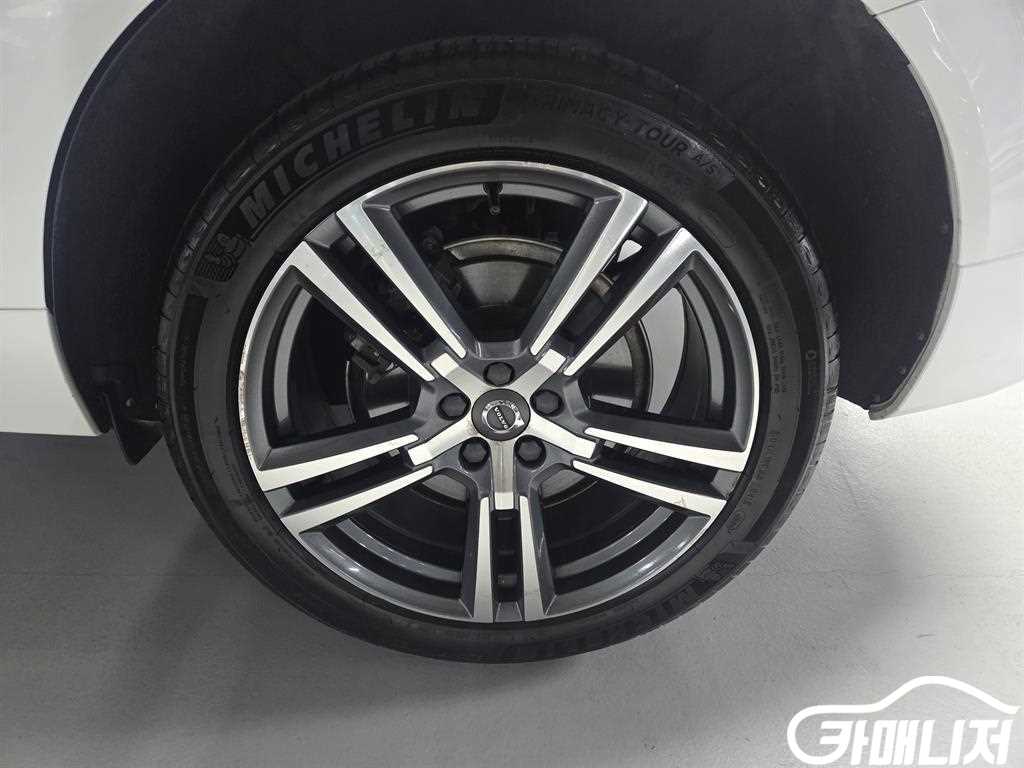 Volvo XC60 T8 AWD R-Design thumbnail 17